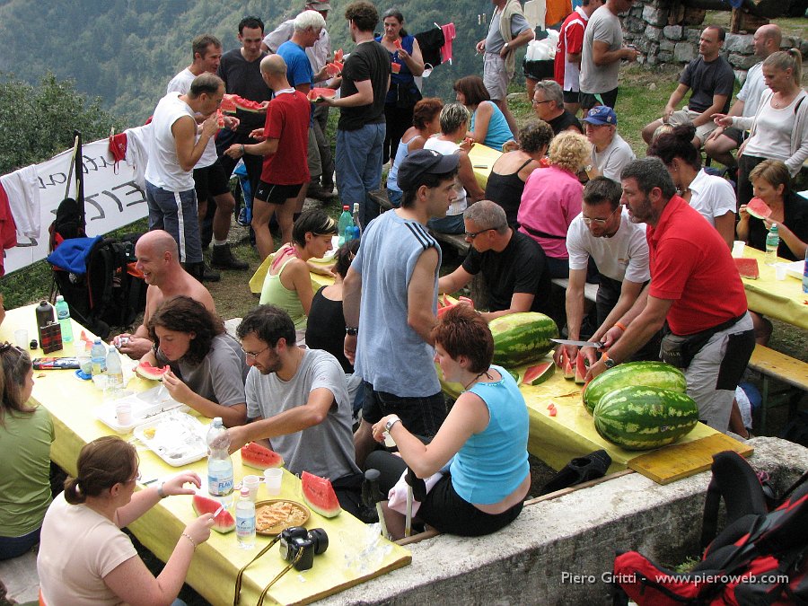 festaBeita 121.jpg - Le angurie ci sono...ben 98 kg...portate in elicottero come tutto il resto. I muli non ce l'varebbero fatta a portare sù tutto!